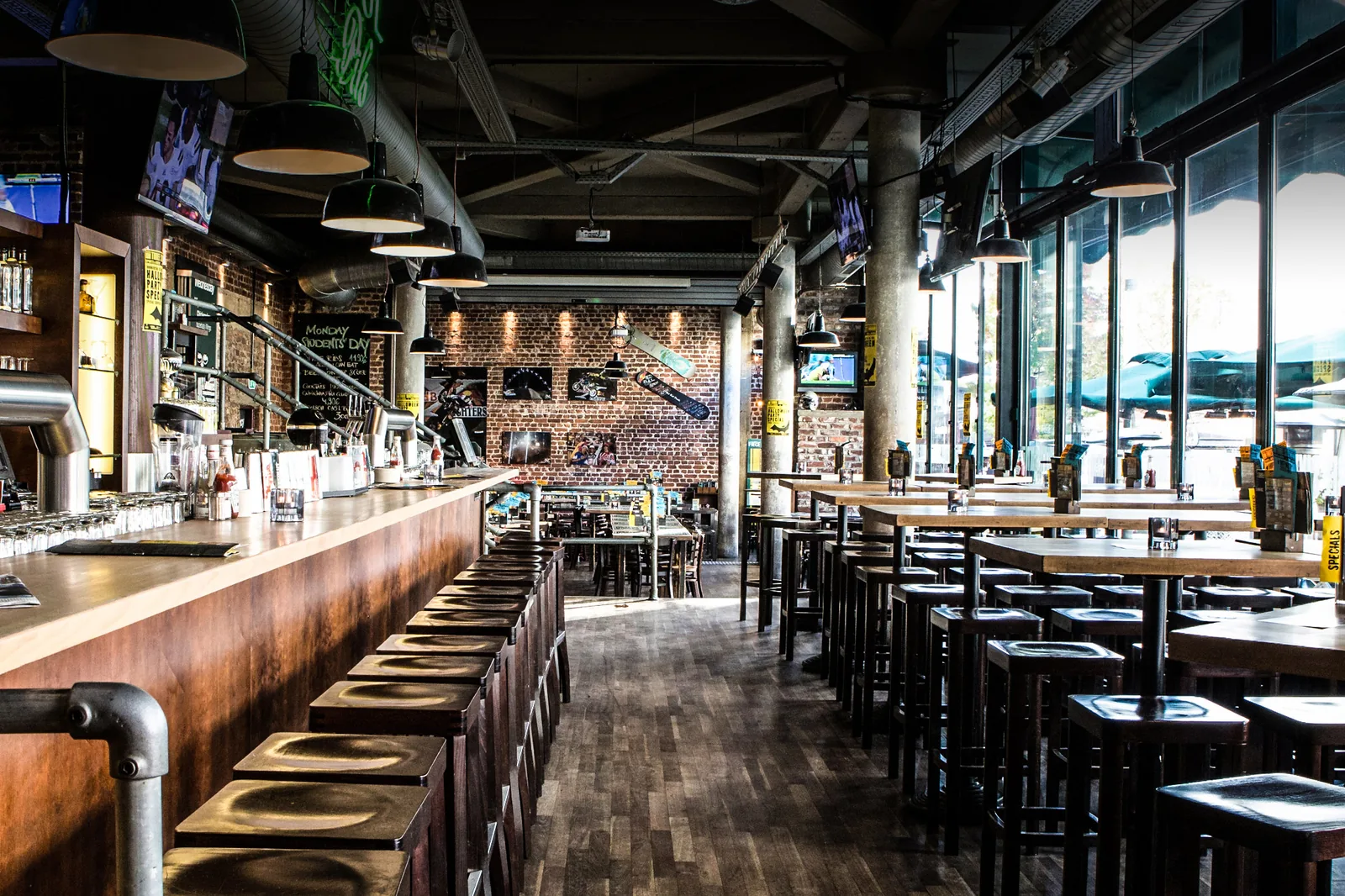 Innenraum der Three-Sixty-Sportsbar mit Theke und Sitzbereichen